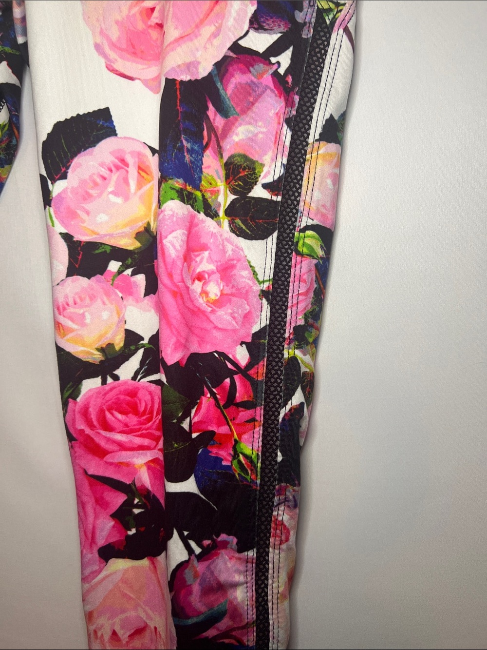 Betsy Johnson Give Love Get Love Floral Capri Workout Leggings Mesh Seams Sz M - Picture 8 of 14